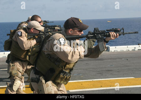 050429-M-1195M-070 Golfo Persico (29 aprile 2005) - Marines assegnato alla forza del plotone di ricognizione alla staccata del XXVI Marine Expeditionary Unit (MEU) (Operazioni speciali in grado), condurre piccole armi formazione antincendio con M-4 carabina fucili di servizio sul ponte di volo, a bordo di un assalto anfibio nave USS Kearsarge (LHD 3). La Kearsarge Expeditionary Strike gruppo è su una distribuzione programmata a sostegno della guerra globale al terrorismo. Stati Uniti Marine Corps photo (rilasciato) Navy US 050429-M-1195M-070 Marines assegnato alla forza del plotone di ricognizione alla staccata del XXVI Marine Expeditionary Foto Stock