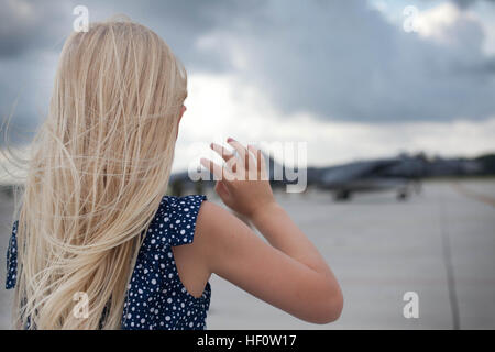 Abby Kate, 5, onde addio al suo papà, Cap. Michael Wallace, il pilotaggio AV-8B Harrier, sul Marine Corps Air Station Cherry Point flightline, 1 giugno. Wallace distribuito con più di trenta compagni di Marine squadrone di attacco 542 Marines a sostegno delle operazioni nel Pacifico con il trentunesimo Marine Expeditionary Unit. Famiglie send off Marines per la distribuzione a Pacific 120601-M-XK427-198 Foto Stock