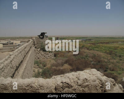 Le pareti del combattimento Outpost (COP) castello, un ex castello del XII secolo sono rinforzati con sacchi di sabbia e barriere HESCO in REG-e Khan Neshin, provincia di Helmand, Afghanistan, 11 giugno 2012. COP castello è la base operativa per gli Stati Uniti Marines con luce 3D ricognizione corazzato battaglione, Polizia nazionale afgana con il distretto di funzionamento del Centro di coordinamento e di frontiera afgana polizia. I comandanti di visitare il Castello di COP 120611-M-HV261-012 Foto Stock