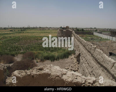 Le pareti del combattimento Outpost (COP) castello, un ex castello del XII secolo sono rinforzati con sacchi di sabbia e barriere HESCO in REG-e Khan Neshin, provincia di Helmand, Afghanistan, 11 giugno 2012. COP castello è la base operativa per gli Stati Uniti Marines con luce 3D ricognizione corazzato battaglione, Polizia nazionale afgana con il distretto di funzionamento del Centro di coordinamento e di frontiera afgana polizia. I comandanti di visitare il Castello di COP 120611-M-HV261-013 Foto Stock