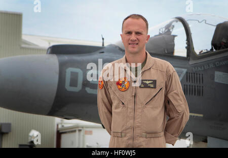 MARINE CORPS AIR STATION CHERRY POINT, N.C. (13 giugno 2012) -- Capt. Eric D. Albright, un Harrier pilota con Marine squadrone di attacco 223, nella parte anteriore di un AV-8B Harrier presso lo squadrone di hangar 13 Giugno a bordo di Marine Corps Air Station Cherry Point, N.C. Lo squadrone recentemente tornato da sei mesi di deployment in Afghanistan dove hanno fornito overwatch e chiudere-supporto aereo per le truppe di terra nella provincia di Helmand. "Io amo volare, e ho intenzione di continuare a volare la Harrier fino al Marine Corps non mi", ha detto Albright. (Ufficiale DEGLI STATI UNITI Marine Corps photo by Lance Cpl. S.T. Stewart) Cherry P Foto Stock