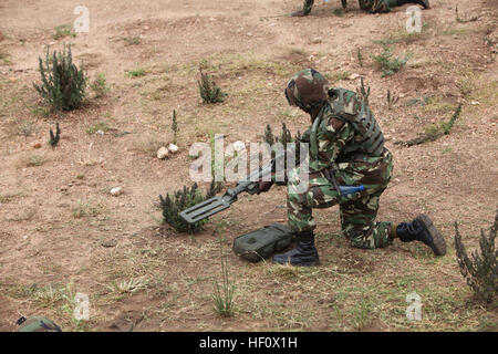 Un Burundi National Defence Force soldato con 1° Sapper società utilizza un rilevatore di mine per controllare la simulazione di ordigni esplosivi artigianali durante un combinato di armi violando il principio di esercizio, 27 giugno 2012. Marines e marinai da dedicate Air-Ground Marine Task Force-12.2, la cooperazione in materia di sicurezza Team-2 sono state in Burundi la formazione del primo Sapper Company in bracci combinato di violare le tecniche per preparare l'unità per la distribuzione a sostegno della missione dell Unione Africana in Somalia. (Foto di Lance Cpl. Adwin esteri/120627-M-JL916-060) il rilevamento delle mine 120627-M-JL916-060 Foto Stock