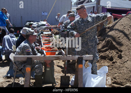 Missouri Esercito Nazionale guardie con la 2175th Polizia Militare Azienda riempire sacchi di sabbia durante il diluvio gli interventi di soccorso in Clarksville, Mo., 20 aprile 2013. Gli Stati Uniti Coast Guard, Esercito di ingegneri e la Guardia Nazionale di unità ha risposto a grandi inondazioni lungo i fiumi nel Midwest. (U.S. Esercito nazionale Guard foto di Bill Phelan/RILASCIATO) 2013 Midwest inondazioni 130420-Z-KQ120-019 Foto Stock