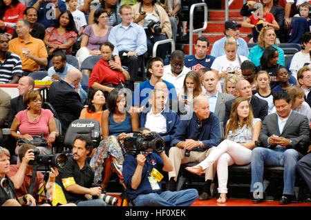 Il presidente Barack Obama, centro, la first lady Michelle Obama, il centro sinistra e il Vice Presidente Joe Biden, centro destra, guardare la U.S. Uomini National Basketball Team battle nazionale brasiliana durante un Olimpiadi mostra gioco al Verizon Center di Washington D.C., 17 luglio. Il team americano ha vinto 80-69. (U.S. Esercito foto di Sgt. 1. Classe Tyrone C. Marshall Jr./RILASCIATO) Donne esposizione di basket gioco 120716-A-SR101-108 Foto Stock