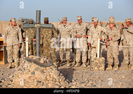 CAMP DWYER, Afghanistan - STATI UNITI Marines, marinai e soldati di rendere omaggio alla lancia Bombardier James Dwyer al Camp Dwyer Memorial prima di esso è stata smantellata qui, 30 luglio 2012. Dwyer, un commando inglese con 29 Commando Regiment, Royal Artillery, è stato ucciso in azione dic. 27, 2006, durante la fase iniziale di inglesi e statunitensi Marine occupazione del sud del Helmand. La disattivazione si è tenuta la cerimonia non solo in onore di Dwyer, ma anche nella memoria di tutti i servicemembers che hanno compiuto il sacrificio estremo a sostegno dell'Operazione Enduring Freedom. Il memorial sarà trasferito a Camp Foto Stock