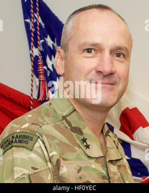 La trentacinquesima comandante del Marine Corps, generale James F. Amos, si incontra con il comandante generale della Royal Marines, maggiore generale ed Davis, OBE, durante una chiamata ufficio al Pentagono di Arlington, VA, Ago, 29, 2012. (U.S. Marine Corps foto di Sgt. Mallory S. VanderSchans)(RILASCIATO) Eddavisrm Foto Stock
