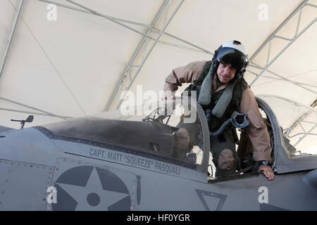 Stati Uniti Marine Corps Capt. Kevin T. Smalley, AV-8B Harrier pilota, Marine squadrone di attacco 211 (VMA-211), Marine Aircraft Group 13, terzo aeromobile Marina Wing (avanti), entra nella cabina di pilotaggio di un AV-8B Harrier a Camp Bastion, provincia di Helmand, Afghanistan sett. 1, 2012. Smalley condotta pre-volo controlli prima di lanciare il velivolo. (U.S. Marine Corps foto di Sgt. Keonaona C. Paulo/RILASCIATO) Pre-controlli di volo 120901-M-EF955-048 Foto Stock