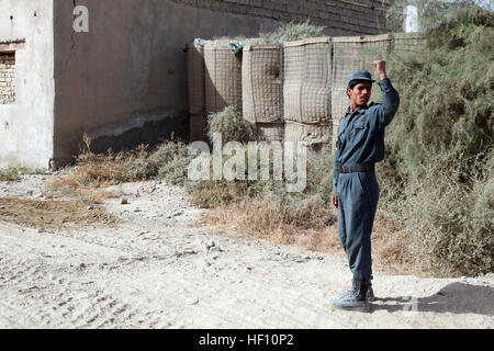 Un afghano di Polizia Locale (ALP) partecipante segnali per la sua pattuglia di arresto durante uno scenario di addestramento in avanti su una base operativa Musa Qa'leh, provincia di Helmand, in Afghanistan il 4 ottobre, 2012. Stati Uniti Marines con la Musa Qa'leh consulente di polizia Team, Regimental Combat Team 6 allenato ALP sulle tecniche utilizzate per individuare esplosivi improvvisati escogita come parte della settimana lungo academy per migliorare le loro abilità come agenti di polizia. (U.S. Marine Corps photo by Staff Sgt. Raul Gonzalez Jr./RILASCIATO) Marines treno afgano Polizia Locale 121004-M-KH643-022 Foto Stock