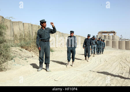 Un afghano di Polizia Locale (ALP) partecipante segnali per la sua pattuglia di arresto durante uno scenario di addestramento in avanti su una base operativa Musa Qa'leh, provincia di Helmand, in Afghanistan il 4 ottobre, 2012. Stati Uniti Marines con la Musa Qa'leh consulente di polizia Team, Regimental Combat Team 6 allenato ALP sulle tecniche utilizzate per individuare esplosivi improvvisati escogita come parte della settimana lungo academy per migliorare le loro abilità come agenti di polizia. (U.S. Marine Corps photo by Staff Sgt. Raul Gonzalez Jr./RILASCIATO) Marines treno afgano Polizia Locale 121004-M-KH643-023 Foto Stock