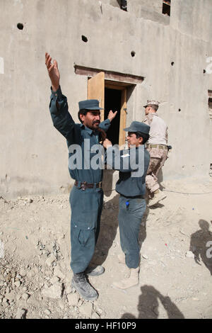 Un afghano di Polizia Locale (ALP) partecipante cerca un sospetto nemico durante uno scenario di addestramento in avanti su una base operativa Musa Qa'leh, provincia di Helmand, in Afghanistan il 4 ottobre, 2012. Stati Uniti Marines con la Musa Qa'leh consulente di polizia Team, Regimental Combat Team 6 allenato ALP sulle tecniche utilizzate per individuare esplosivi improvvisati escogita come parte della settimana lungo academy per migliorare le loro abilità come agenti di polizia. (U.S. Marine Corps photo by Staff Sgt. Raul Gonzalez Jr./RILASCIATO) Marines treno afgano Polizia Locale 121004-M-KH643-040 Foto Stock