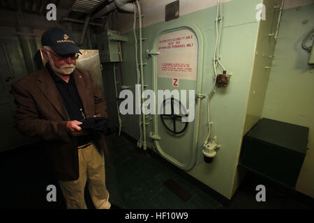 Geoff Collins, ex USS Hornet Marine distacco executive officer e membro del consiglio di amministrazione di San Francisco la settimana della flotta Association, visite alle armi nucleari storage area egli e i suoi Marines custodito mentre serve a bordo della USS Hornet (CV-12), negli anni sessanta, durante una visita della nave il 7 ottobre 2012. Più di una dozzina di Marines dal XIII Marine Expeditionary Unit vissuta all'interno della nave museo mentre fornisce la sicurezza per la statica viene visualizzato durante il 2012 a San Francisco la settimana della flotta. Da ottobre 3-8, Marines e marinai del XIII MEU, ho Marine Expeditionary Brigade, partecipaz Foto Stock