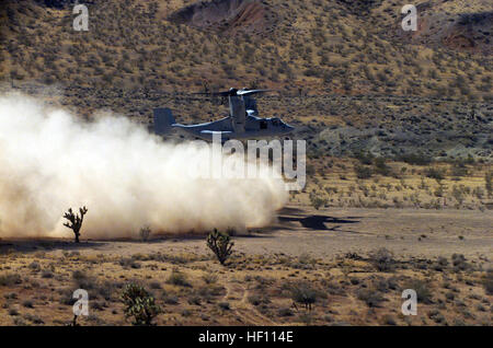 Las Vegas, Nev. (Sett. 30, 2004) Ð U.S. Marine Corps V-22 Osprey assegnato alle Marine Tilt-test del rotore e lo squadrone di valutazione a due a due (VMX-22), posiziona il puntatore del mouse vicino alla Nellis Air Force Base, Nev. Il VMX-22 sta attualmente valutando la OspreyÕs prestazioni in ambienti austeri. Lo squadrone è anche condurre progetti pilota e di equipaggi di formazione di competenza per il loro funzionamento di valutazione, che inizia nel mese di gennaio. Stati Uniti Marine Corps Foto di Capo Ufficio giustificano Brook R. Kelsey (rilasciato) Navy US 040930-M-9999K-001 Osprey Marine Tilt-test del rotore Foto Stock