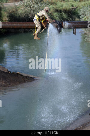 041113-M-1250B-011 Lutafiyah, Iraq (nov. 13, 2004) - STATI UNITI Navy Seabee assegnato al ventiquattresimo Marine Expeditionary Unit (MEU), guarnizioni una perdita su un tubo rotto accanto a un ponte in Lutafiyah, Iraq. La Seabees e marines della XXIV MEU sono la ricostruzione del ponte dopo che esso è stato gravemente danneggiato in ripetuti attacchi da parte di anti-militanti iracheni. Il ventiquattresimo MEU sta conducendo le operazioni di sicurezza e di stabilità nel nord della provincia di Babele o Iraq. Stati Uniti Marine Corps photo by Lance Cpl. Sarah A. castori (rilasciato) Navy US 041113-M-1250B-011 U.S. Navy Seabee assegnato al ventiquattresimo Marine Expeditionary Onu Foto Stock