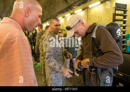 Col. Matteo St. Clair, 26 Marine Expeditionary Unit comandante, indossa un indipendente di respirazione (SCBA) utilizzato dal XXVI MEU's chimici, biologici, radiologici e nucleari (CBRN), la valutazione e la gestione delle conseguenze (ACM) team, presso il Centro di Risposta nazionale (CNR) in Gallagher, W. Va., 25 ottobre 2012. Il CNR è una formazione flessibile complesso che fornisce multi-scenario esercizi per i militari o le operazioni congiunte con militari e i soccorritori. Il ventiseiesimo MEU CBRN/ACM Team è la prima completamente addestrati e certificati e dotato team a distribuire con un Meu, che è slittato t Foto Stock