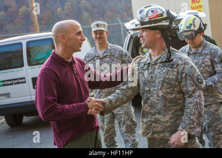 Col. Matteo St. Clair, 26 Marine Expeditionary Unit comandante scuote la mano di un istruttore presso il Centro di Risposta nazionale (CNR) in Gallagher, W. Va., 25 ottobre 2012. I marines e velisti assegnati ad agenti chimici, biologici, radiologici e nucleari (CBRN), la valutazione e la gestione delle conseguenze (ACM) team, 26 Marine Expeditionary Unit (MEU) condotta due settimane di formazione presso il CNR, una formazione flessibile complesso che fornisce multi-scenario esercizi per i militari. Il ventiseiesimo MEU CBRN/ACM Team è la prima completamente addestrati e certificati e dotato team a distribuire con un Meu, che Foto Stock