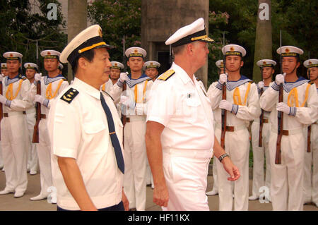 061115-M-4217A-003 Zhanjiang, PeopleÕs Repubblica di Cina (nov. 15, 2006) - comandante della flotta del Pacifico Adm. Gary Roughead cammina al fianco di Vice Adm. Gu Wengen, Comandante della PeopleÕs Liberation Army (Marina) Mare del Sud flotta durante una visita di cortesia. Roughead e il trasporto anfibio nave USS Juneau (LPD 10) lungo con Marines assegnato al trentunesimo Marine Expeditionary Unit (MEU) sono attualmente in fase di Zhanjiang per una porta programmata visita e operazioni di ricerca e salvataggio esercizio (SAREX). Stati Uniti Marine Corps photo by Staff Sgt. Marc Ayalin (rilasciato) Navy US 061115-M-4217A-003, comandante della flotta del Pacifico Adm. Gary Ro Foto Stock