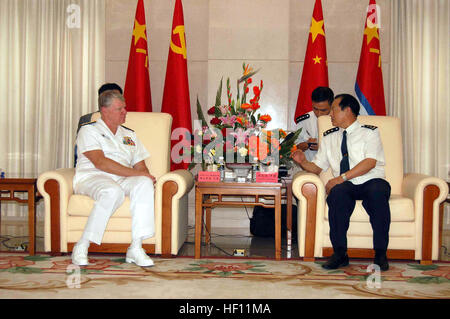 061115-M-4217A-004 Zhanjiang, PeopleÕs Repubblica di Cina (nov. 15, 2006) - comandante della flotta del Pacifico Adm. Gary Roughead parla con Vice Adm. Gu Wengen, Comandante della PeopleÕs Liberation Army (Marina) Mare del Sud flotta durante una visita di cortesia. Roughead e il trasporto anfibio nave USS Juneau (LPD 10) lungo con Marines assegnato al trentunesimo Marine Expeditionary Unit (MEU) sono attualmente in fase di Zhanjiang per una porta programmata visita e operazioni di ricerca e salvataggio esercizio (SAREX). Stati Uniti Marine Corps photo by Staff Sgt. Marc Ayalin (rilasciato) Navy US 061115-M-4217A-004, comandante della flotta del Pacifico Adm. Gary Roughea Foto Stock