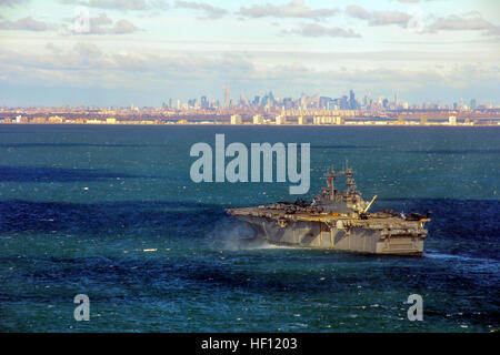 NEW YORK (nov. 3, 2012) l'assalto anfibio nave USS Wasp (LHD 1) è posizionato vicino a New York e nel New Jersey pronto a sostenere i soccorsi. Gli Stati Uniti La marina ha posizionato le forze nella zona per assistere U.S. Northern Command (NORTHCOM) a sostegno del FEMA e autorità civili locali in seguito alla distruzione causata dall'uragano di sabbia. (U.S. Marine Corps foto di Cpl. Michael S. Lockett/RILASCIATO) 121103-M-LP523-012 Unisciti alla conversazione http://www.facebook.com/USNavy http://www.twitter.com/USNavy http://navylive.dodlive.mil Flickr - UFFICIALE DEGLI STATI UNITI Le immagini della marina - USS Wasp posizionato vicino Foto Stock