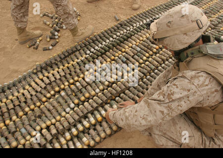 CAMP Fallujah in Iraq - l'eliminazione degli ordigni esplosivi tecnici attaccato con la lotta contro la brigata logistica-8, 2d Marine Logistics Group fasi ordigni inesplosi qui, nov. 19, 2005. Marines e soldato EOD tecnici disporre tutte le munizioni confiscati dalla cache trovati in una grande pila di essere esploso. 2d MLG è distribuito a sostegno dell'Operazione Iraqi Freedom 04-06.2. (Ufficiale DEGLI STATI UNITI Marine Corps photo by Lance Cpl Bobby J. Segovia) (rilasciato) Navy US 051119-M-3717S-284 U.S. Marine Corps e U.S. Esercito L'eliminazione degli ordigni esplosivi (EOD) tecnici, assegnato a combattere la brigata logistica-8 Foto Stock