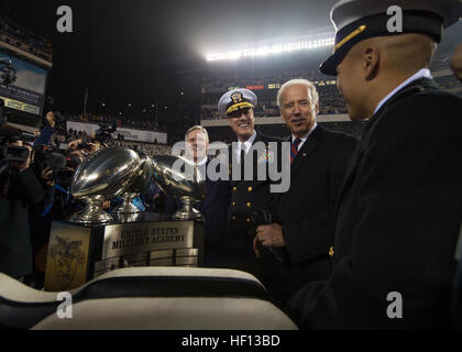 Il segretario della Marina Ray Mabus e Vice Presidente Joe Biden partecipare al Comandante in Capo della presentazione del trofeo a conclusione dell'113Army-Navy college football game al Lincoln Financial Field. Gli Stati Uniti Accademia navale aspiranti guardiamarina sconfitto gli Stati Uniti Accademia militare Cavalieri Neri 17-13. (U.S. Foto della marina da capo la comunicazione di massa specialista rasoi Sam/RILASCIATO) 113Army-Navy gioco calcio 121208-N-AC887-019 Foto Stock