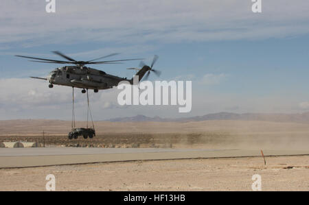 Un CH-53E Super Stallion con Marine elicottero pesante Squadron 465 stabilisce un Humvee durante il cavaliere di acciaio esercizio a bordo Marine Corps Air Ground Centro di combattimento, ventinove Palms, California, 14 dicembre. Durante l'esercizio, tre Super stalloni con HMH-465 sollevato e trasportato molte forniture nonché due Humvees torna a Camp Wilson a bordo MCAGCC ventinove Palms. Warhorses, stalloni acciaio supporto Knight esercizio 121214-M-RB277-003 Foto Stock