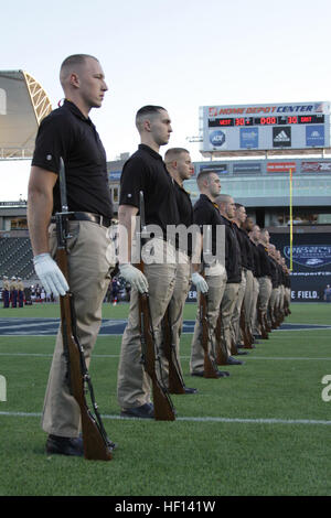 Marines con il trapano silenzioso plotone pratica praticare movimenti prima la Semper Fidelis ciotola All-American al Home Depot Center di Carson, California, il 4 dicembre. La Semper Fidelis ciotola All-American è il culmine del Marine Corps' Semper Fidelis Programma di calcio, attraverso il quale il Marine Corps intenzionalmente si impegna con ben arrotondati atleti dello studente per condividere lezioni di leadership che consentirà di successo in futuro. (U.S. Marine Corps photo by Lance Cpl. Rebecca Eller) Game Day 130104-M-AH293-153 Foto Stock