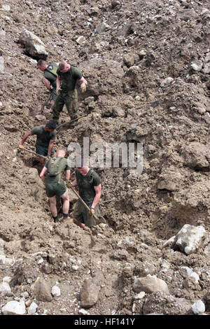 060220-M-4855P-013 Guinsahugon, Repubblica delle Filippine (feb. 20, 2006) Ð U.S. Marines assegnato al trentunesimo Marine Expeditionary Unit (31 MEU) imbarcato a bordo dell'assalto anfibio nave USS Essex (LHD 2) il lavoro di ricerca di superstiti e di recupero delle vittime di una frana devastante che ha colpito il sud della Leyte nel febbraio 17, 2006. Essex lungo con il dock landing ship USS harpers Ferry (LSD 49) sono parte di inoltro distribuito anfibio gruppo pronto, il solo NavyÕs distribuita la Forza anfibia, homeported a Sasebo, Giappone. Stati Uniti Marine Corps foto di Cpl. Justin Park (rilasciato) US Navy Foto Stock