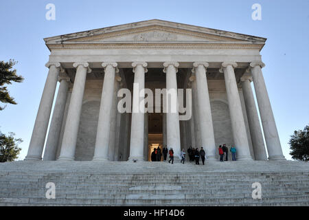 Il Thomas Jefferson Memorial un giorno in occasione della cerimonia del giuramento del Presidente Barack Obama per iniziare il suo secondo mandato quadriennale, Gennaio 21, 2013. Il Jefferson Memorial è un memoriale presidenziale a Washington dedicato a Thomas Jefferson, un americano Padre Fondatore e terzo presidente degli Stati Uniti. (Ufficiale DEGLI STATI UNITI Air Force foto di Technical Sgt. Eric Miller/ New York Air National Guard) guardie nazionali di sostegno 57th inaugurazione presidenziale 130119-Z-QU230-028 Foto Stock