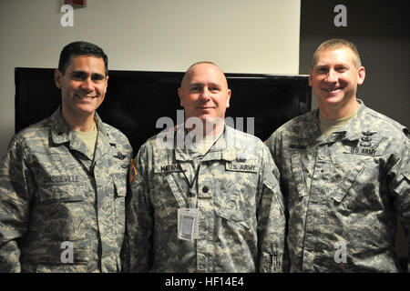 Esercito Brig. Gen. Arthur W. Hinaman e Air Force Brig. Gen. Marc H. Sasseville visita i centri di funzionamento che sono il supporto del 57th inaugurazione presidenziale. Brig. Gen. Hinaman è comandante, terra comando di componente, il Distretto di Columbia Guardia Nazionale. Egli è responsabile per la disponibilità complessiva, di formazione, di manutenzione e di funzionamento di occupazione le unità assegnate e attaccato al Distretto di Columbia Esercito nazionale di protezione. Brig. Gen. Sasseville è il comandante, 113ala, District of Columbia Air National Guard, Andrews Air Force Base, Md. egli è responsabile per oltre 1.200 personale ho Foto Stock