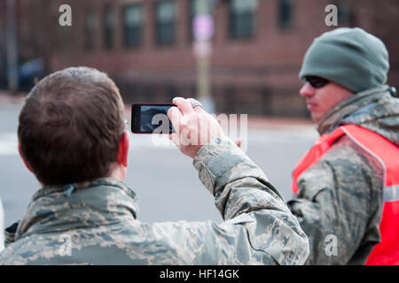 Air Force Master Sgt. Dennis giovani, Affari pubblici con il 113Fighter Wing Distretto di Columbia Guardia nazionale, prende una foto di soldati dell esercito fornendo la folla e il supporto di traffico per la inaugurazione presidenziale. La 57th inaugurazione presidenziale si è tenuta a Washington lunedì, 21 gennaio, 2013. (Ufficiale DEGLI STATI UNITI Air Force foto di Tech. Sgt. Eric Miller/ New York Air National Guard) guardie nazionali di sostegno 57th inaugurazione presidenziale 130121-Z-QU230-128 Foto Stock