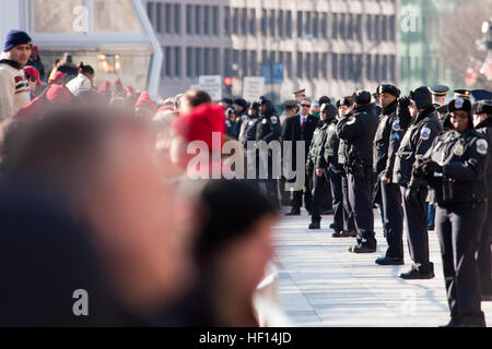 Distretto di Columbia Capitol polizia attendono l'arrivo del Presidente Barack Obama come fa il suo modo dal Constitution Avenue alla Casa Bianca. La 57th inaugurazione presidenziale si è tenuta a Washington lunedì, 21 gennaio, 2013. (Ufficiale DEGLI STATI UNITI Air Force foto di Tech. Sgt. Eric Miller/ New York Air National Guard) guardie nazionali di sostegno 57th presidenziale Parata inaugurale 130121-Z-QU230-163 Foto Stock