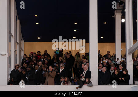 Il presidente Barack Obama passa la rivista ufficiale di stand di fronte Lafayette Park dove più successivamente ha guardato il resto della parata di inaugurazione. La 57th inaugurazione presidenziale si è tenuta a Washington lunedì, 21 gennaio, 2013. Lo stadio-stile stadio viene eretto per l inaugurazione sul fronte ovest del Campidoglio. Esso ha più di 1.600 posti a sedere per i membri del Congresso, la Corte Suprema giudici, governatori ambasciatori esteri capi militari, membri del gabinetto, ex presidenti e le famiglie di Barack Obama Presidente e Vice Presidente Joe Biden. (Ufficiale DEGLI STATI UNITI Air Force foto di Tech. Sgt. Foto Stock