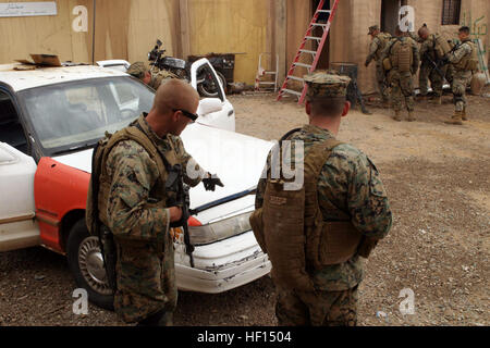 CAMP PENDLETON, California (Apr. 26, 2006) -- Marines della Maritime Special Purpose vigore Elemento di sicurezza, xv Marine Expeditionary Unit, pratica l'impostazione di un veicolo check point in una simulazione di villaggio iracheno a Stu Segal Studios in San Diego. Xv MEU MSPF condotta questa formazione in preparazione per una distribuzione per il Pacifico occidentale entro la fine di quest'anno. (Gazzetta USMC foto di Cpl. Scott L. Eberle) (rilasciato) USMC-060425-M-5538E-019 Foto Stock