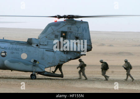 UDAIRI, Kuwait (Luglio 3, 2008) -- Marines con Golf Company, Battaglione Team di atterraggio 2/5, 15 Marine Expeditionary Unit load su un CH-46E Sea Knight dal mezzo marino elicottero Squadron-165, XV MEU fuori Camp Beuhring, Kuwait. Il Camp Pendleton, California basato xv MEU è costituito da circa 2.200 marines e marinai e è un avanzamento forza dispiegata di prontezza in grado di svolgere numerose operazioni, quali Non-Combatant operazioni di evacuazione, assistenza umanitaria delle operazioni e una vasta gamma di missioni di anfibio. Xv MEU sta attualmente conducendo il supporto tr Foto Stock