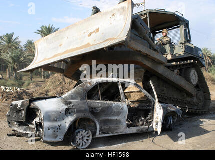 041113-M-1250B-012 Lutafiyah, Iraq (nov. 13, 2004) - STATI UNITI Navy Seabee assegnato al ventiquattresimo Marine Expeditionary Unit (MEU) comprime una vettura che verrà collocata all'interno di un foro su un ponte in Lutafiyah, Iraq, aggiunto a mattoni e ghiaia versata nel foro per fornire stabilità come parte dell'bridgeÕs sforzo di ricostruzione. Il ponte fu gravemente danneggiato in ripetuti attacchi da parte di anti-militanti iracheni. Il ventiquattresimo MEU sta conducendo le operazioni di sicurezza e di stabilità nel nord della provincia di Babele o Iraq. Stati Uniti Marine Corps photo by Lance Cpl. Sarah A. castori (rilasciato) Navy US 041113-M-125 Foto Stock