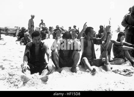 Battaglia di Tarawa: prigionieri. Novembre 1943. (Marine Corps) Data esatta Shot NARA sconosciuto file #: 127-N-64363 guerra & CONFLITTO PRENOTA #: 1303 5 prigionieri di guerra giapponesi a Tarawa Foto Stock