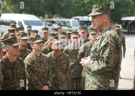 Il Mag. Gen. Peter J. Talleri parla ai membri della terza Marine Logistics Group 22 febbraio in Sattahip, Chonburi provincia, Regno di Thailandia, durante l'esercizio Cobra Gold 2013. Talleri ha elogiato i Marines' attività e ha discusso l'importanza generale dell'esercizio. Talleri è il comandante generale dei Marine Corps impianti pacifico. 3° MLG è parte della III Marine Expeditionary Force. CG 13, nella sua trentaduesima iterazione, è la più grande multinazionale di esercizio nella regione Asia Pacifico e dimostra l'impegno per la costruzione di interoperabilità con le nazioni partecipanti e per sostenere la pace e la stabilità in Foto Stock