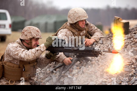 Marines dalla lotta contro la società di logistica di difendere il perimetro del loro avamposto durante il combattimento il battaglione della logistica 6's esercizio di campo a Fort Pickett, Virginia, Marzo 24. Il BILANCIAMENTO DEL CARICO DEI COMPONENTI 6 Marines hanno partecipato in 12 giorni di esercizio in preparazione della loro prossima distribuzione in sostegno della Operazione Enduring Freedom. (Marine Corps foto dal 2° Lt. John J. Parry) CLB-6 aumenta a rampe per l Operazione Enduring Freedom 130324-M-XX123-001 Foto Stock