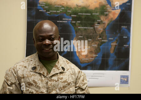 Gunnery Sgt. Richard Gyabin, dedicate Air-Ground Marine Task Force Africa 13 administration chief da Chicago, è un nativo del Ghana dove ha vissuto fino a quando era 19. Gyabin e Staff Sgt. Frazier Beatty, MAGTF dedicate Africa 13 alimentazione chief da Washington, D.C., recentemente incaricato più di trenta Ghana navy noncommissioned ufficiali sui principi di leadership al Ghana Navy scambi la scuola di formazione in Takoradadi, Ghana, per potenziare le loro capacità ed efficacia come leader. MAGTF dedicate Africa rafforza la U.S. Marine Corps Forces Africa e Stati Uniti Africa il comando di capacità Foto Stock