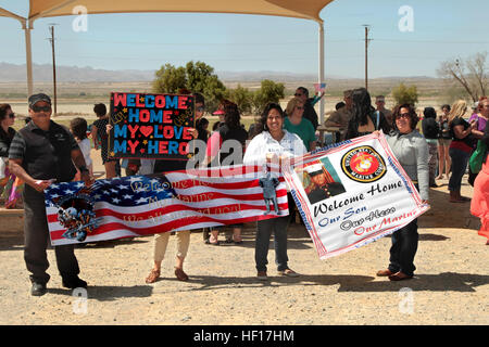 Le famiglie e i vostri cari attendono il ritorno dei Marines con 2° Battaglione, 7° Reggimento Marine dopo un mese sette deployment in Afghanistan a sostegno dell'Operazione Enduring Freedom durante il battaglione della cerimonia di homecoming Aprile 9, 2013. "Guerra cani' venire home 130409-M-KI464-670 Foto Stock