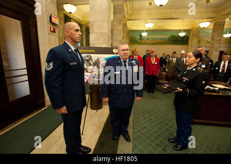 New Jersey Air National Guard Tech. Sgt. Michael Sears, a sinistra è stato onorato a una cerimonia di premiazione presso la casa di stato a Trenton, N.J., 17 aprile 2013. Brig. Gen. Michael L. Cunniff, centro di aiutante generale, presentato Sears la stella di bronzo e il cuore viola detenute da Spc. Giuli Iommazzo. Su una sola pattuglia di combattimento in Afghanistan, Sears, un'eliminazione degli ordigni esplosivi tecnico con il 177th Fighter Wing, disinnescato due ordigni esplosivi rudimentali e fatto cinque viaggi attraverso il terreno aperto sotto il fuoco nemico per aiutare un ferito soldato della coalizione e ad impegnare le forze ribelli. Sears ha sofferto sh Foto Stock