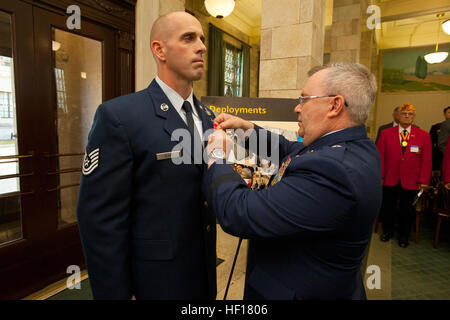 New Jersey Air National Guard Tech. Sgt. Michael Sears, sinistra, si è aggiudicata la stella Bronze da Brig. Gen. Michael L. Cunniff, l aiutante generale, in occasione di una cerimonia che si terrà il 17 aprile 2013, presso la casa di stato a Trenton, N.J. Su una sola pattuglia di combattimento in Afghanistan, Sears, un'eliminazione degli ordigni esplosivi tecnico con il 177th Fighter Wing, disinnescato due ordigni esplosivi rudimentali e fatto cinque viaggi attraverso il terreno aperto sotto il fuoco nemico per aiutare un ferito soldato della coalizione e ad impegnare le forze ribelli. Sears ha subito lesioni di spalla e speso più di 190 tornate dalla sua M4 fucile durante il fuoco Foto Stock