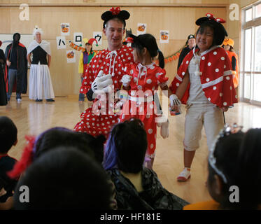 Cpl. Robert Radabaugh, un assalto anfibio operatore del veicolo con Combat Assault battaglione, presenta se stesso come Minnie Mouse per i più piccoli di Omiya Kindergarten di Nago ott. 19. Il servizio membri indossavano costumi medicazione come Batman, vampiri e streghe per arricchire l'atmosfera di Halloween. Marines, marinai dare ai bambini lezione di Halloween, inglese DVIDS32423 Foto Stock
