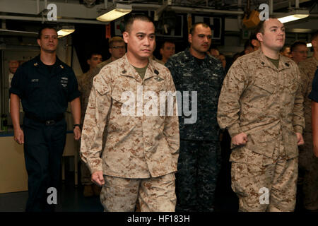 Hospital Corpsman 2a classe Wendell Tabios (centro), elemento di comando, xv Marine Expeditionary Unit, e l'Ospedale Corpsman 1a classe Marcos A. Ortiz (sinistra), USS Peleliu, marzo a fronte di una formazione durante una cerimonia di premiazione organizzata in nave la struttura medica, 20 aprile. Xv MEU è distribuito come parte di Peleliu anfibio gruppo pronto ed è composta di circa 2.400 marines e marinai. Insieme con lo squadrone anfibio tre, forniscono una distribuita, mare flessibile a base di aria marina terreno Task Force in grado di condurre una ampia varietà di operazioni che vanno dall'uomo Foto Stock