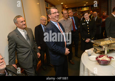 Il vice Segretario della Difesa Ash Carter, al centro dei colloqui con gli ospiti presso una reception prima di parlare nel corso di un forum di discussione presso la Harvard Kennedy School di governo il 23 aprile 2013, presso la Harvard University di Cambridge, Massachusetts. La manifestazione è stata intitolata "girando l'angolo: strategico e delle scelte di bilancio per gli Stati Uniti Difesa.' (DoD foto di Glenn Fawcett/RILASCIATO) Carter a Harvard 130423-D-NI589-130 Foto Stock