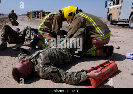 Soldati britannici da 903 Expeditionary Air Wing Fire (MAE) Sezione, trattare aria Senior artigiani James L. Bayliffe, un vigile del fuoco con 903 EAW, durante un esercizio di formazione presso il Camp Leatherneck, provincia di Helmand, Afghanistan, 27 aprile 2013. L'esercizio è stata condotta per mantenere i membri del servizio preparati in caso di aerei abbattuti. (U.S. Marine Corps foto di Cpl. Ashley E. Santy/RILASCIATO) 2D MAW (FWD) conduce custode di formazione soccorso 130427-M-BU728-126 Foto Stock