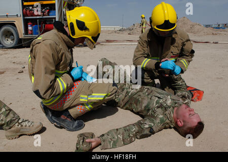 Soldati britannici da 903 Expeditionary Air Wing (MAE) Fire sezione, trattare aria Senior artigiani James L. Bayliffe, un vigile del fuoco con 903 EAW, durante un esercizio di formazione presso il Camp Leatherneck, provincia di Helmand, Afghanistan, 27 aprile 2013. L'esercizio è stata condotta per mantenere i membri del servizio preparati in caso di aerei abbattuti. (U.S. Marine Corps foto di Cpl. Ashley E. Santy/RILASCIATO) 2D MAW (FWD) conduce custode di formazione soccorso 130427-M-BU728-139 Foto Stock