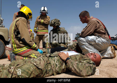 Soldati britannici da 903 Expeditionary Air Wing Sezione ignifuga e U.S. Marines da Marina Wing Support Squadron 271 partecipare in un esercizio di addestramento a Camp Leatherneck, provincia di Helmand, Afghanistan, 27 aprile 2013. L'esercizio è stata condotta per mantenere i membri del servizio preparati in caso di aerei abbattuti. (U.S. Marine Corps foto di Cpl. Ashley E. Santy/RILASCIATO) 2D MAW (FWD) conduce custode di formazione soccorso 130427-M-BU728-171 Foto Stock