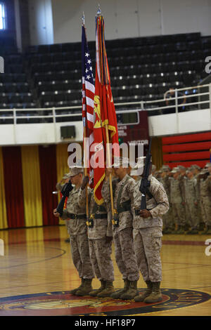 Una guardia di colore si erge a attenzione durante la Silver Star Medal cerimonia di premiazione per il personale Sgt. Daniel W. Ridgeway, un'eliminazione degli ordigni esplosivi team leader con 2° l'eliminazione degli ordigni esplosivi Company, 8 Supporto tecnico di battaglione, 2° Marine Logistics Group, a bordo di Camp Lejeune, N.C., Aprile 30, 2013. Ridgeway è stata la quarantunesima marine ad essere premiati con la medaglia per azioni in Afghanistan. Ridgeway è un nativo di Gadsden, Ala. (U.S. Marine Corps photo by Lance Cpl. Shawn Valosin) umile eroe, Alabama riceve Marine Silver Star Medal 130430-M-UI187-064 Foto Stock