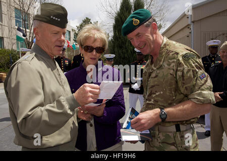 Da sinistra, la trentacinquesima Comandante del Marine Corps, Gen. James F. Amos; Amos' moglie Bonnie; e difesa Attache negli Stati Uniti, British Royal Marine Il Mag. Gen. Buster Howes OBE, converse durante il 2013 guerriero ferito giochi presso l'U.S. Olympic Training Center in Colorado Springs, Co., 11 maggio 2013. Il guerriero giochi, un evento annuale che è un partenariato tra il Dipartimento della Difesa degli Stati Uniti e Comitato Olimpico paralimpico programma militare, consente di feriti, feriti e malati atleti provenienti da tutti i rami del militare di competere organizzati in competizioni sportive. (U.S. Marine Corps photo Foto Stock